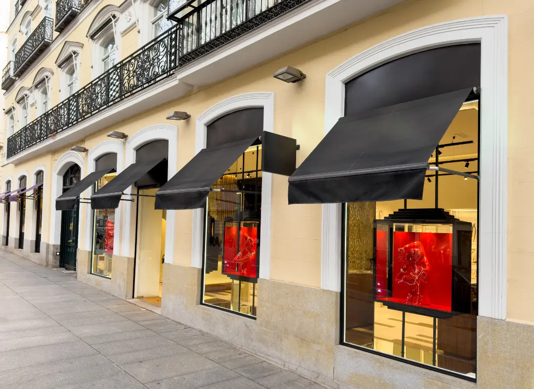 Façade vitrine de magasin en aluminium sur mesure à Auribeau-sur-Siagne